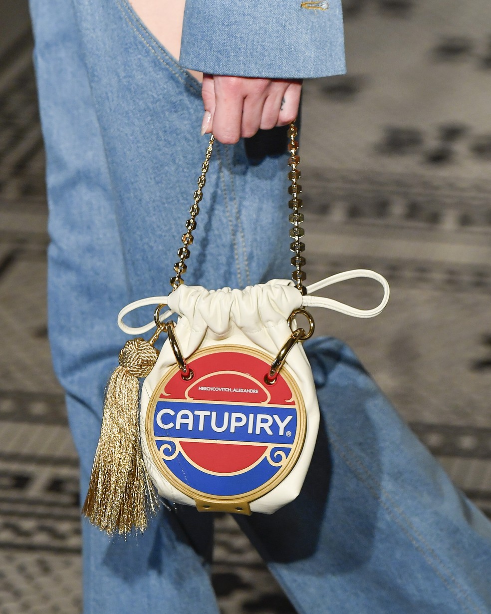 Bolsa em parceria com a Catupiry para Herchcovith; Alexandre no SPFW N58 — Foto: Marcelo Soubhia/ @agfotosite