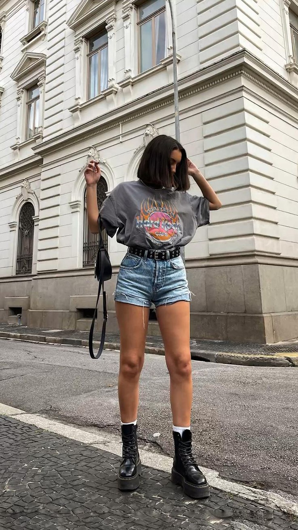 Combine a sua bota cano curto com short jeans e tenha um visual versátil para a temporada de Primavera Verão. — Foto: Reprodução/Pinterest @evthalia