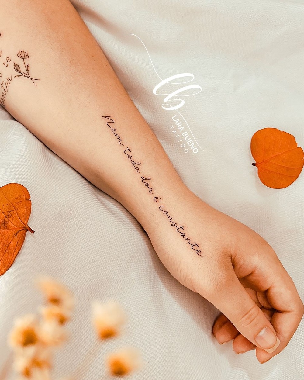 25 frases para tatuagem feminina que combinam com diferentes personalidades