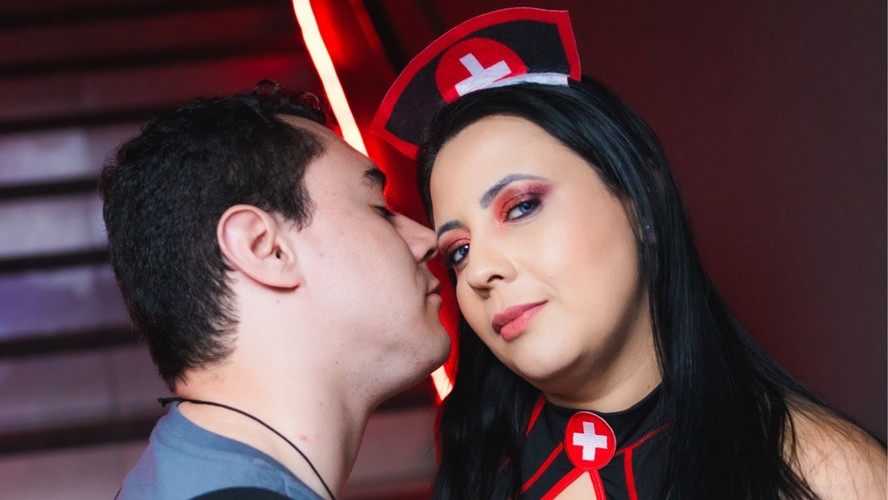 Ravena e Doguinho são casados há 11 anos e desde então vivem o roleplay como fantasia íntima e organizam uma festa para adeptos do fetiche