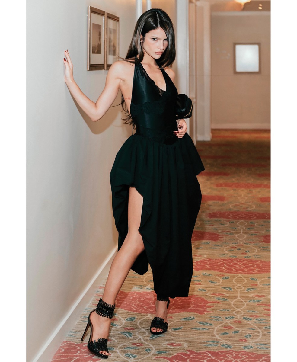 Anatomia da influência: Giulia Calbucci usa a ironia para decodificar as forças que moldam o vestir contemporâneo — Foto: Divulgação