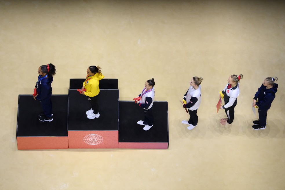 Rebeca Andrade em primeiro lugar no pódio do Mundial de Liverpool, Shilese Jones, dos EUA, em segundo, e Jessica Gadirova, da Grã Bretanha, em terceiro — Foto: Laurence Griffiths/Getty Images