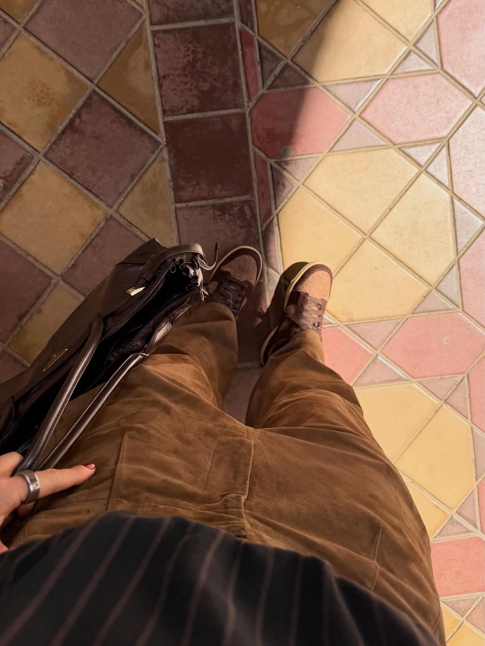 De férias na Espanha, Gabi Guimarães posa com bolsa grifada de R$ 22 mil — Foto: Reprodução/Instagram
