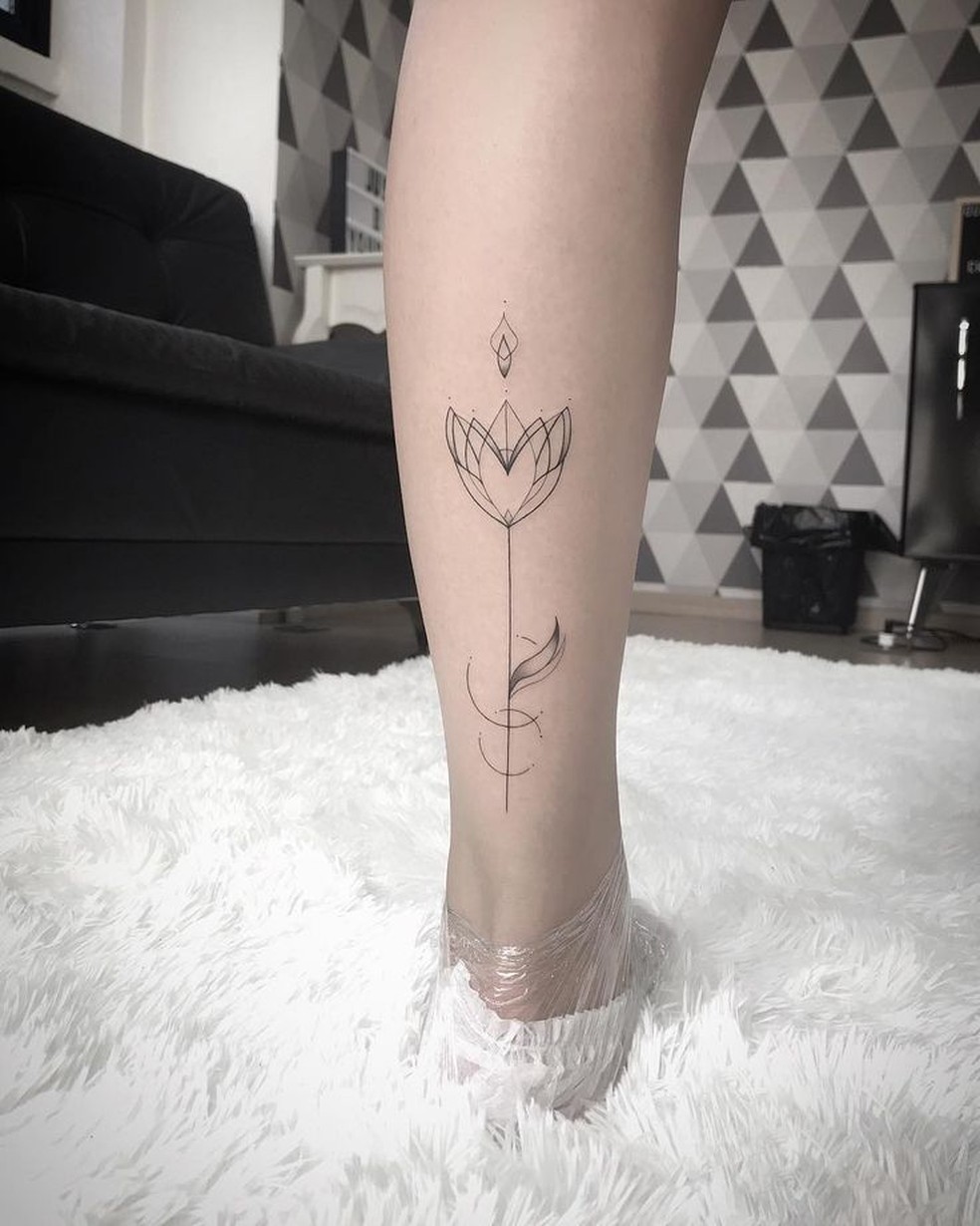 Tatuagem feminina de flor de lótus: ideias para você se inspirar na sua ...