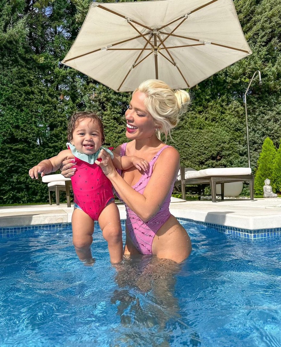 Karoline se diverte com a filha na piscina na Espanha — Foto: Reprodução/Instagram