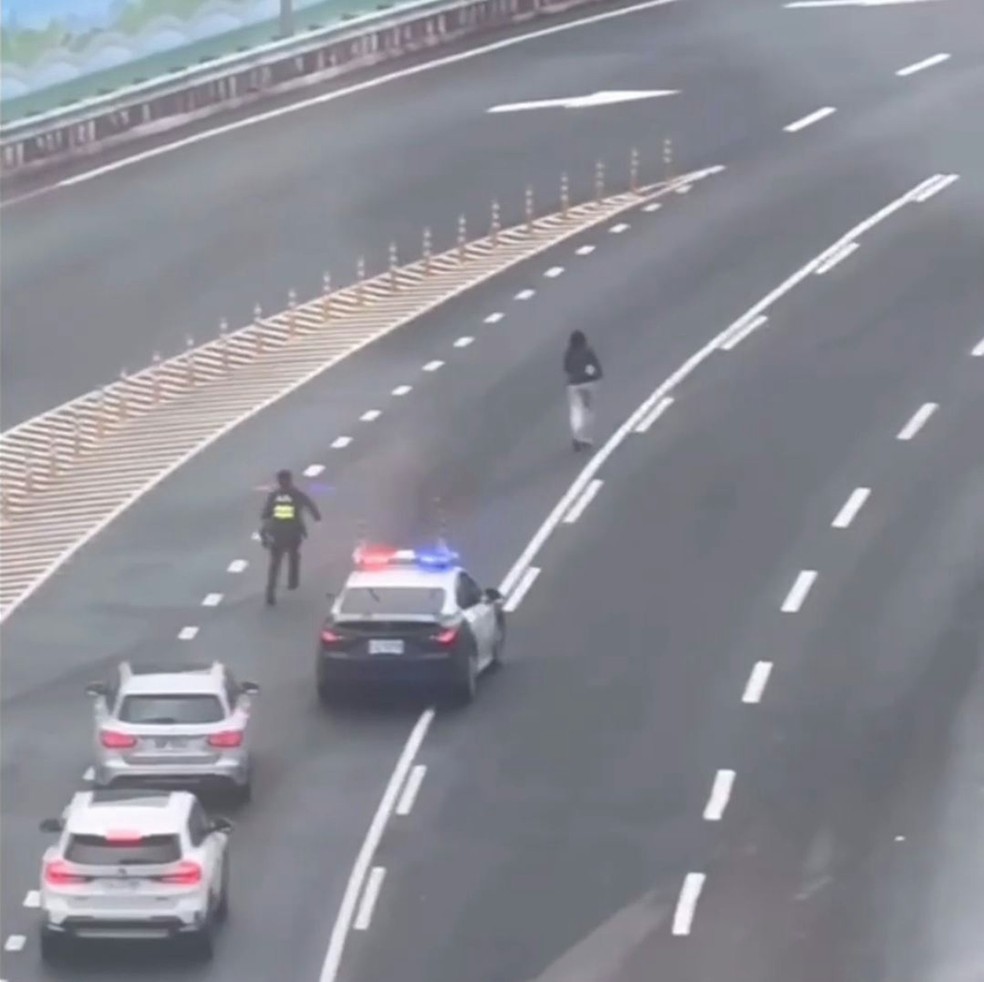 Mulher corre no meio de rodovia para tentar pegar voo a tempo — Foto: Reprodução/ Divulgação
