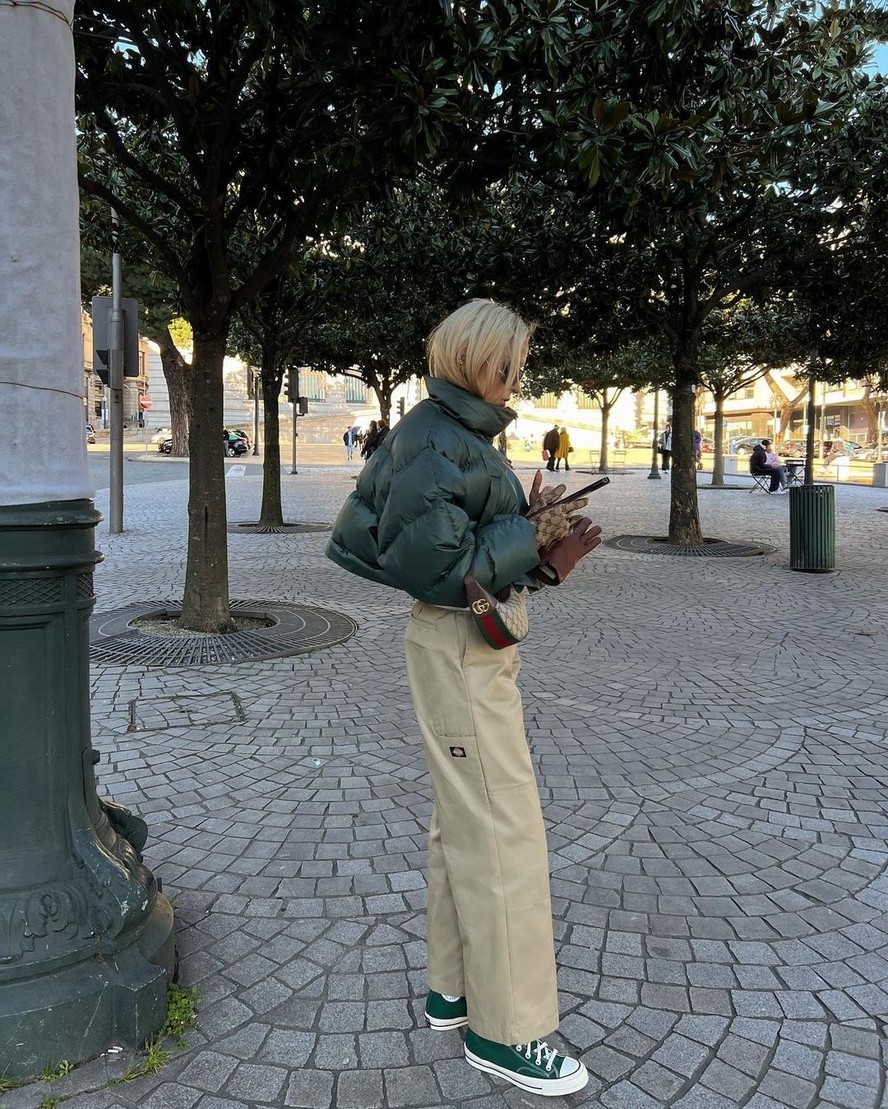 Esse look é perfeito para quem busca praticidade e estilo, seja para um passeio casual, um dia de compras ou até mesmo uma viagem. Mas mesmo que você precise de um dresscode mais elegante, há sempre um All Star perfeito para completar o visual