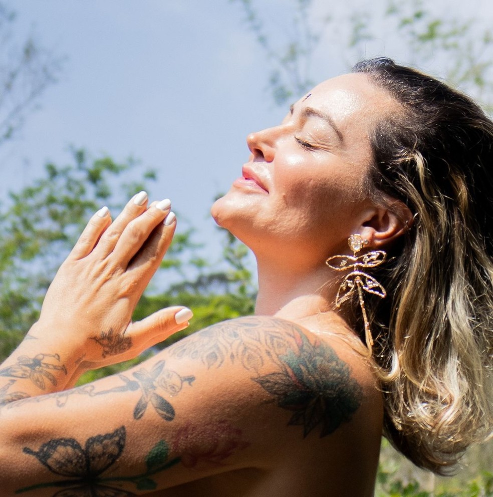 Laura Keller posou ao natural em retiro de yoga &mdash; Foto: Reprodu&ccedil;&atilde;o/ @beaapeixoto