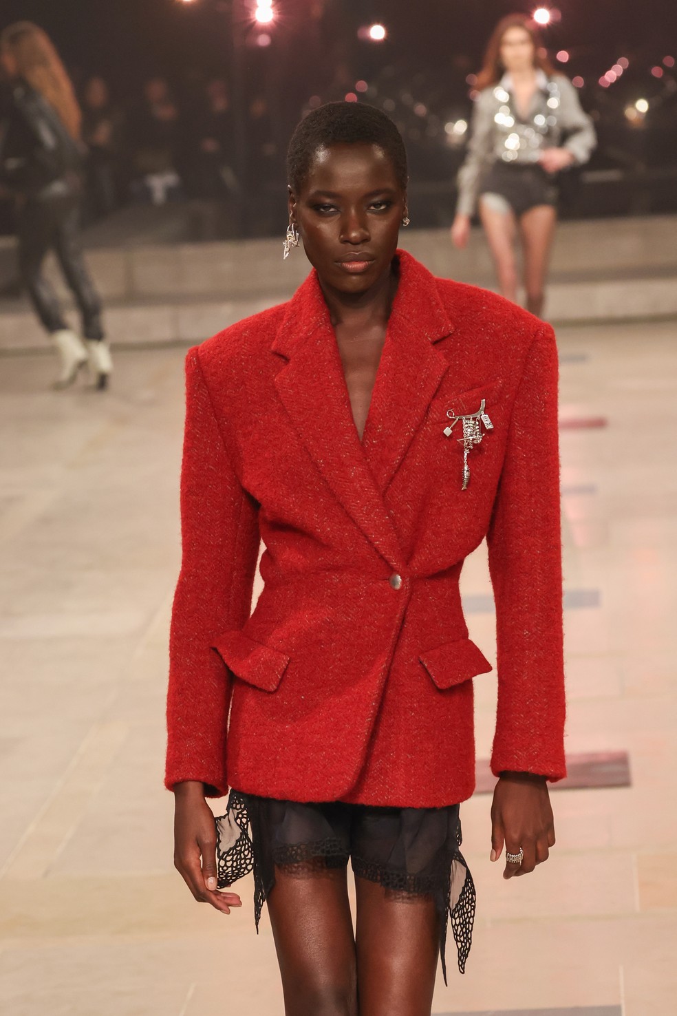 Isabel Marant outono/inverno 25: a alfaiataria faz jogo com a minissaia transparente — Foto: Getty Images