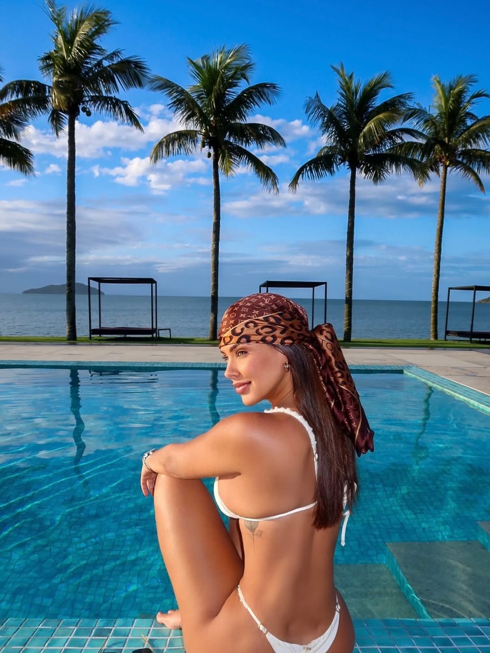 Ex-BBB Ivy Moraes recebe elogios ao revelar cliques de biquíni branco à beira da piscina em resort em Búzios — Foto: Reprodução/Instagram