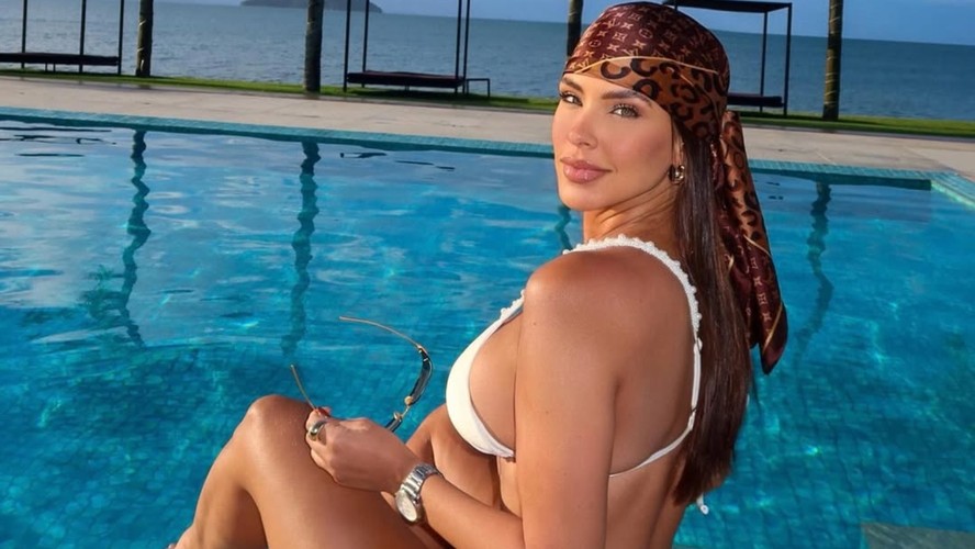 Ex-BBB Ivy Moraes posa de biquíni branco em resort em Búzios e arranca elogios da web
