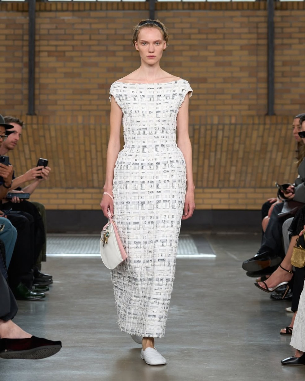 Veronica Leoni reimagina elementos clássicos da Calvin Klein Collection — Foto: Dvulgação