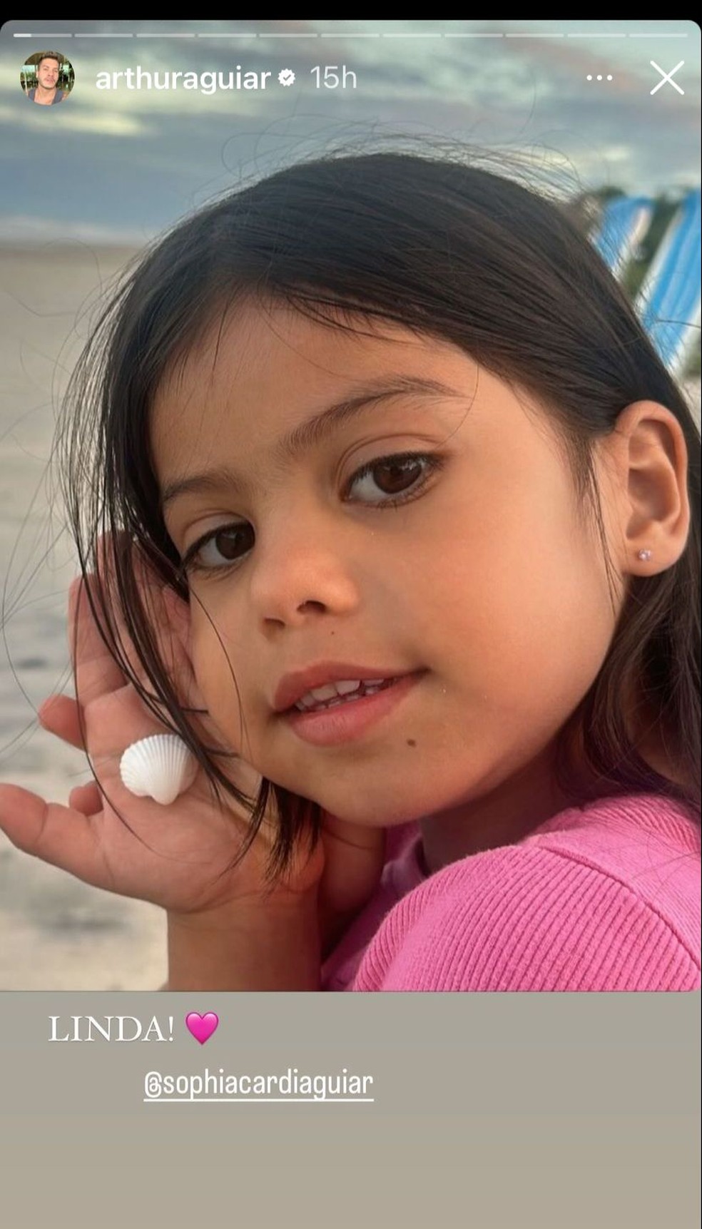 Athur Aguiar posta Sophia segurando uma concha na praia e elogia filha: 'Linda' — Foto: Reprodução/Instagram