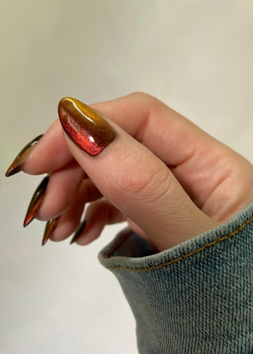 Pedras como citrino e topázio irradiam alegria, sucesso e abundância — Foto: Reprodução / Instagram @melly.k.nails