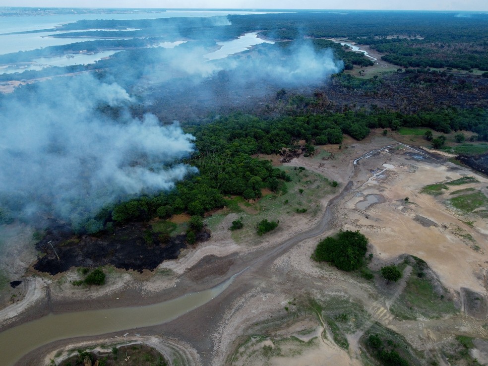 Visão aérea de queimada e seca na floreta amazônica, no município de Iranduba, Amazonas, 23 de setembro de 2023 — Foto: Michael Dantas/AFP/Getty Images