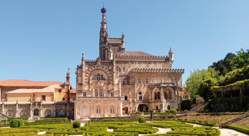 Palácio do Bussaco é um lugar de arquitetura impressionante e também um hotel — Foto: Divulgação