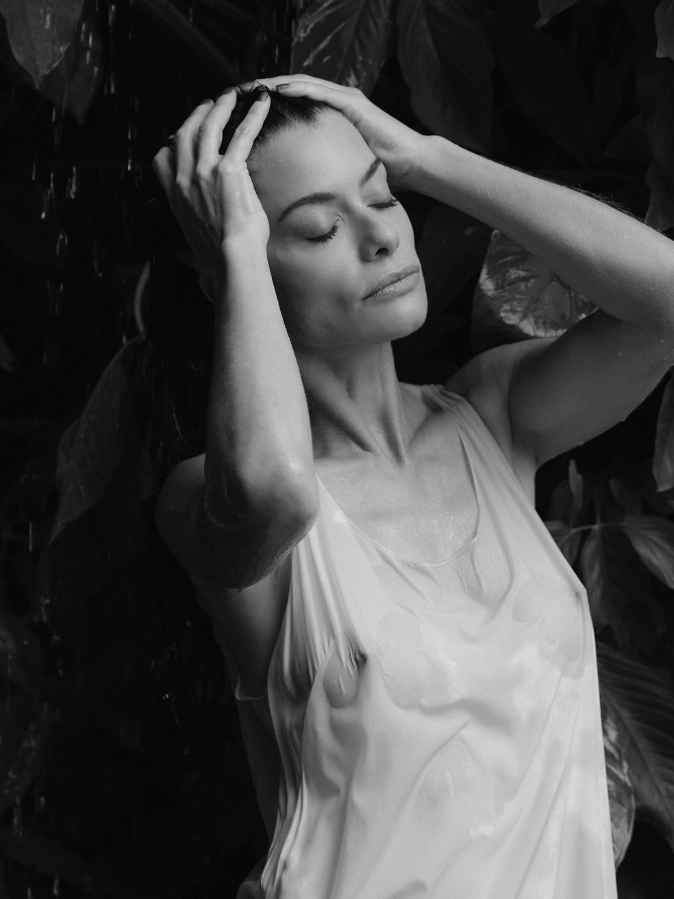 Alinne Moraes veste transparência para ensaio em meio à natureza: 'Deusa' — Foto: Reprodução/Instagram