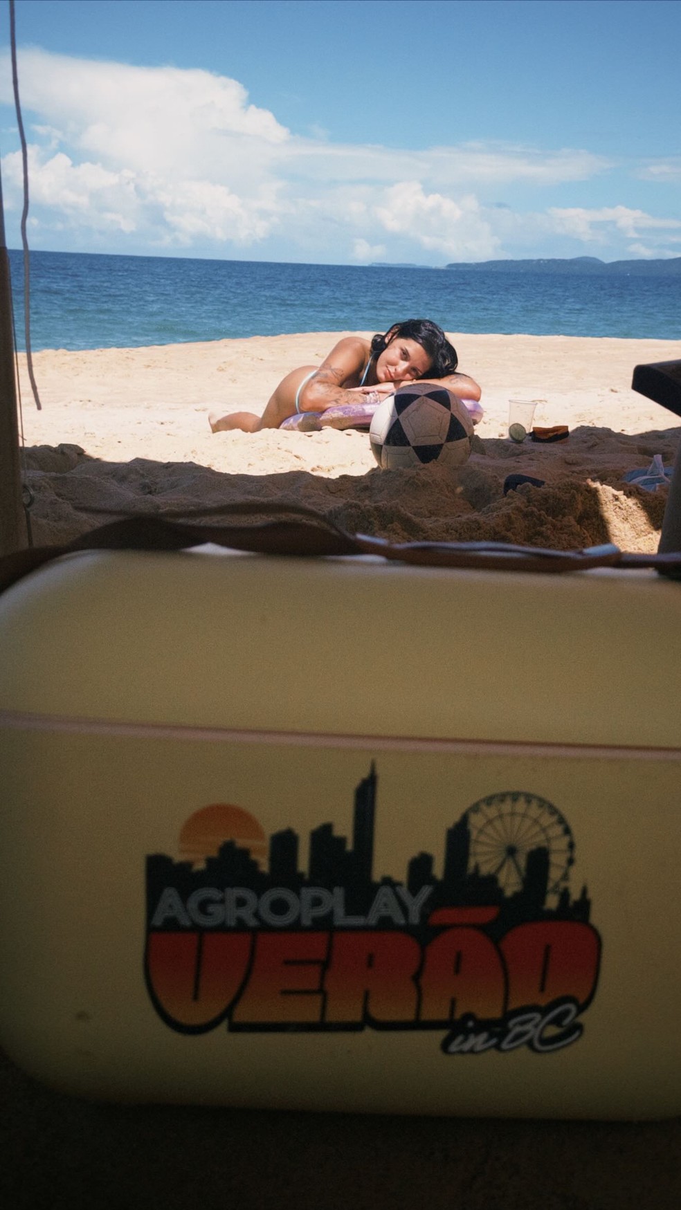 Ana Castela pratica surfe — Foto: Reprodução/Instagram