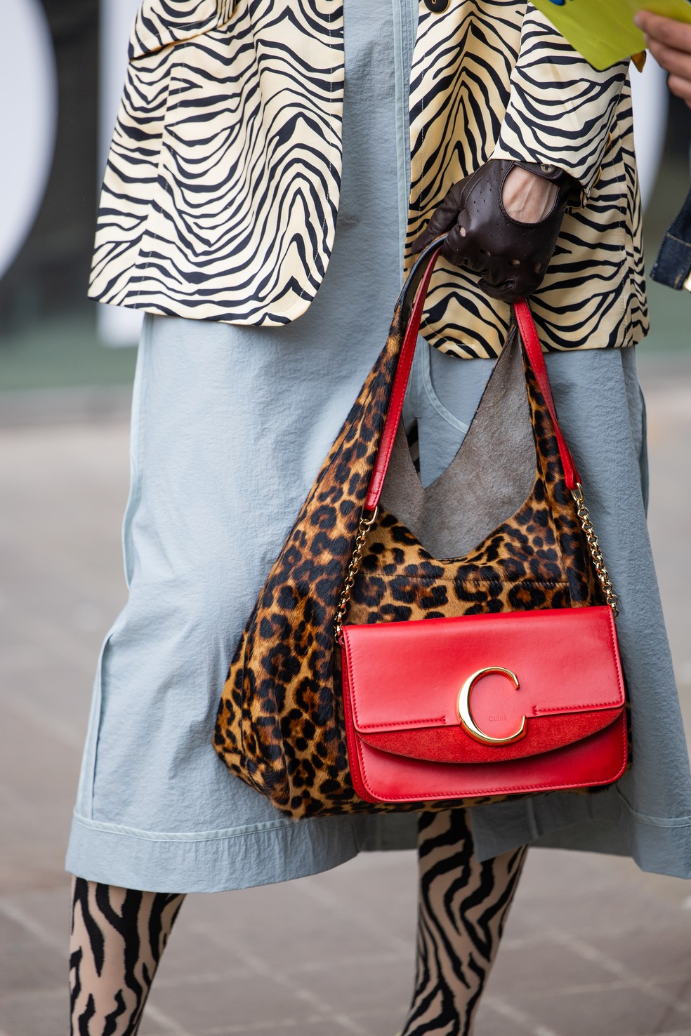 Dose dupla: como usar duas bolsas no mesmo look — Foto: Getty Images