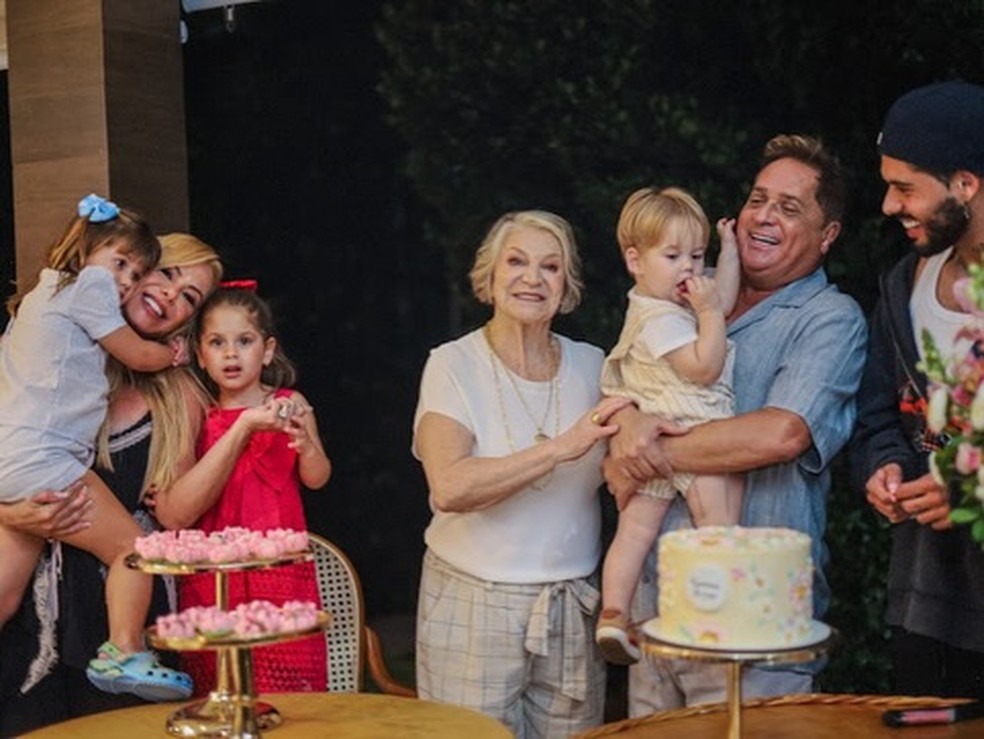 Poliana Rocha mostra festa da mãe com Zé Felipe, Leonardo e bisnetos: 'Comemoração simples' — Foto: Reprodução/Instagram