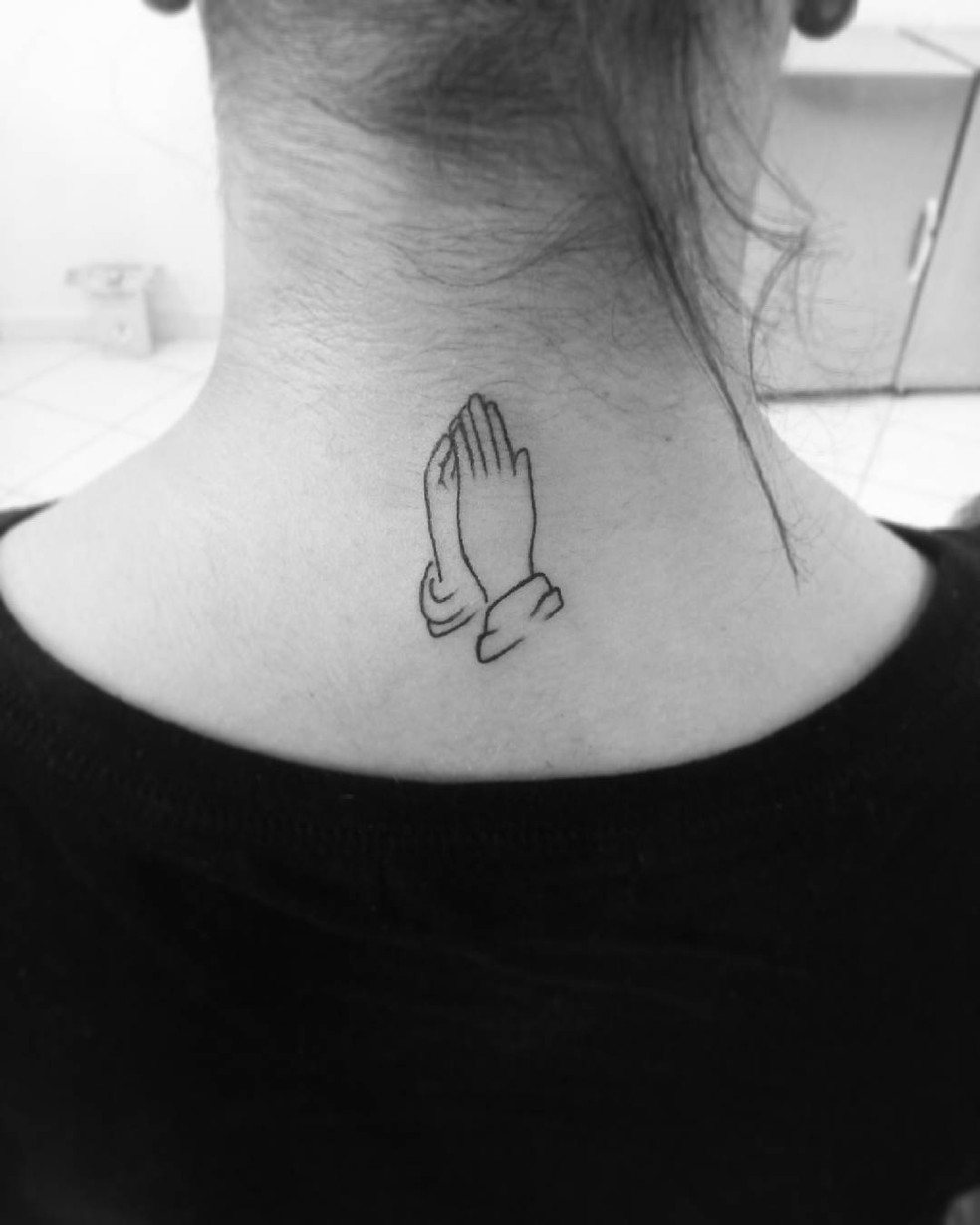 Tatuagem feminina na nuca: 21 ideias para eternizar na pele