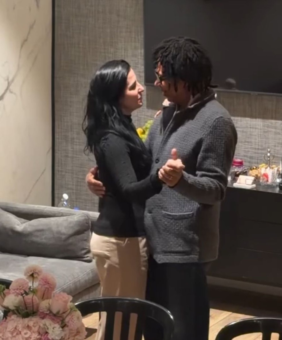 Djavan recebe a mulher em seu camarim e dança valsa antes de show ...