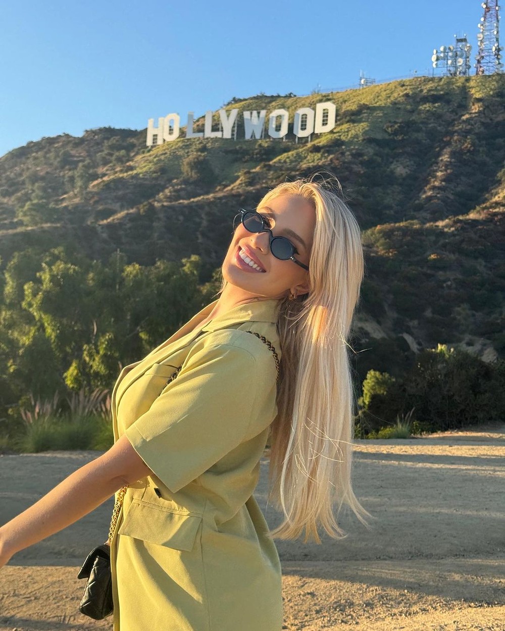 Karoline Lima posa em letreiro de Hollywood e celebra: ‘Quem era ela