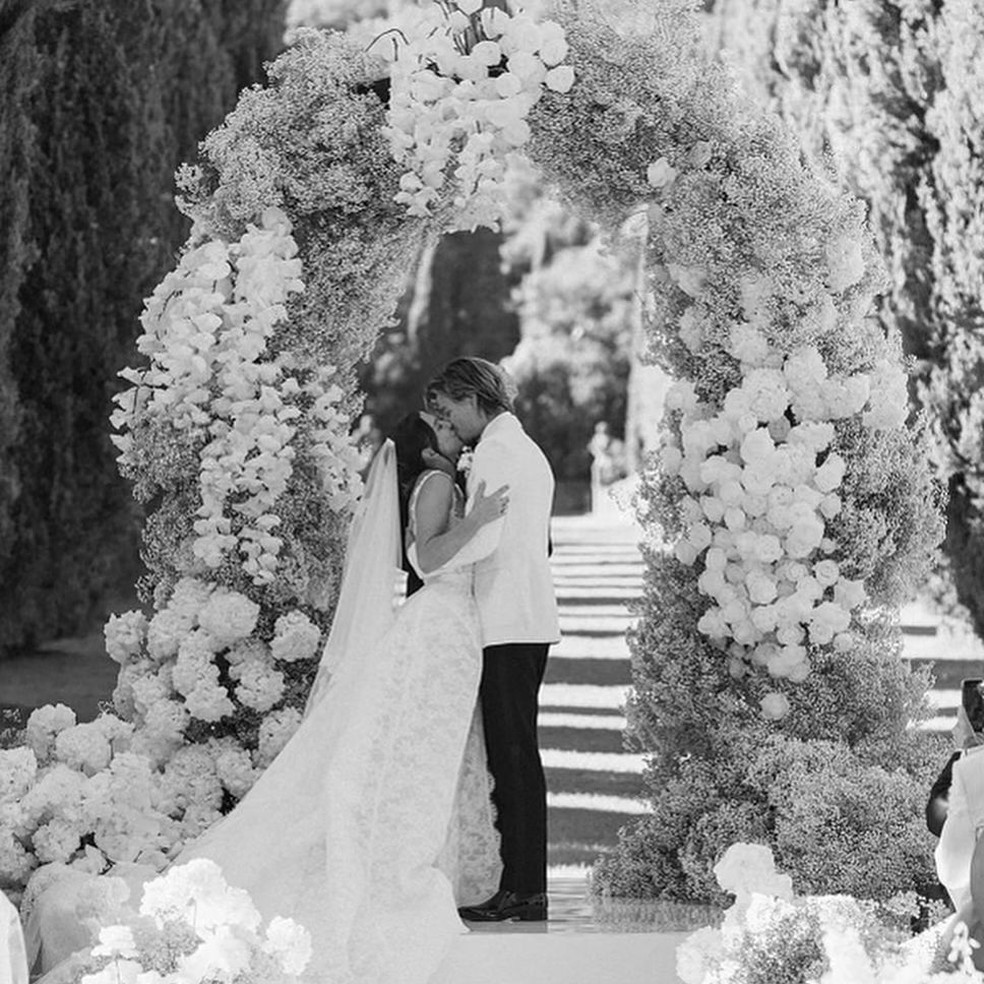 Millie Bobby Brown se casou com vestido Oscar de la Renta rendado — Foto: Reprodução/Instagram @milliebobbybrown