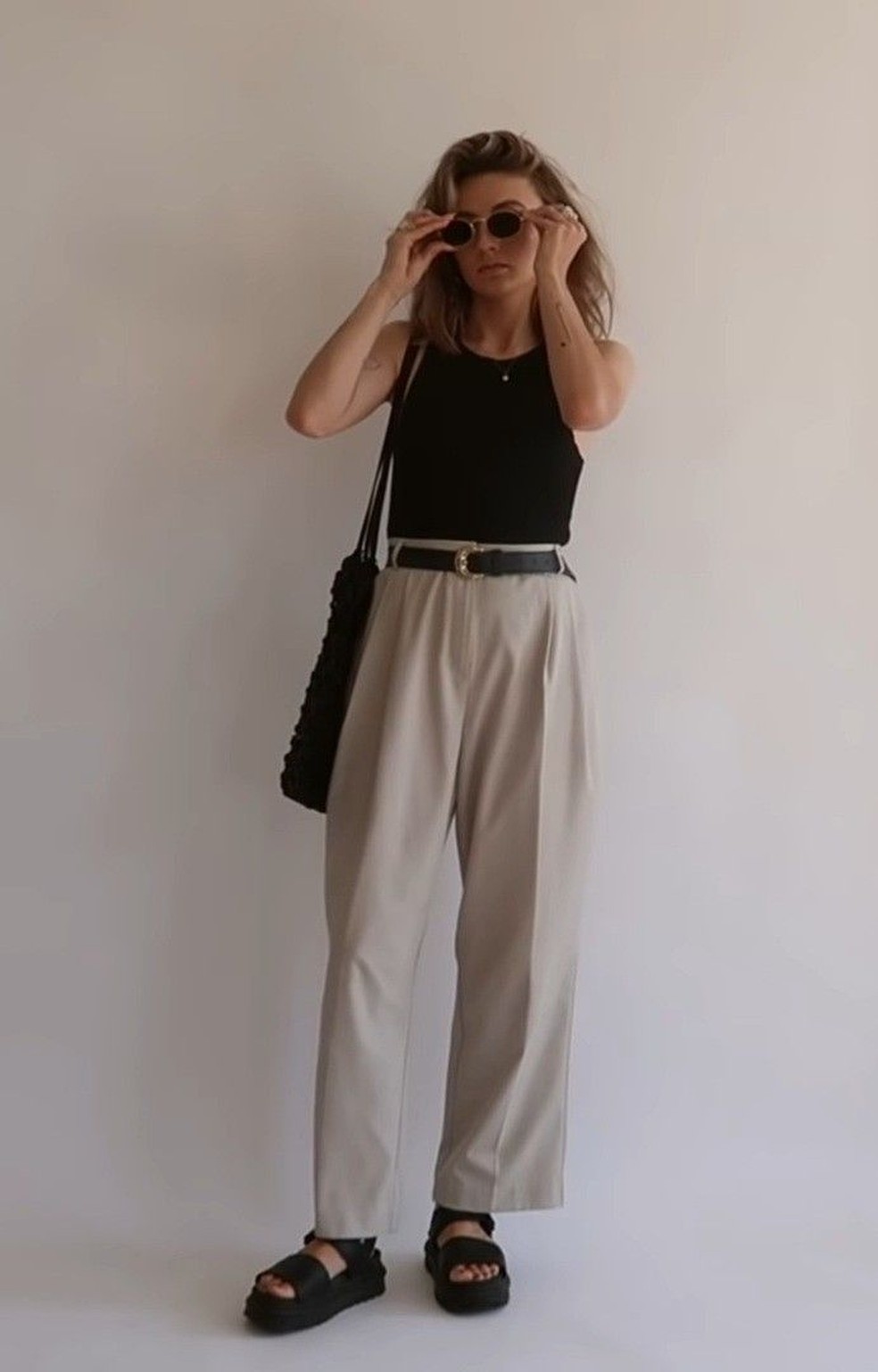 Além de tênis e mocassim, as peças de alfaiataria combinam perfeitamente com sandálias abertas, proporionando um ar mais casual ao look. — Foto: Reprodução/Pinterest @nlucianasantos