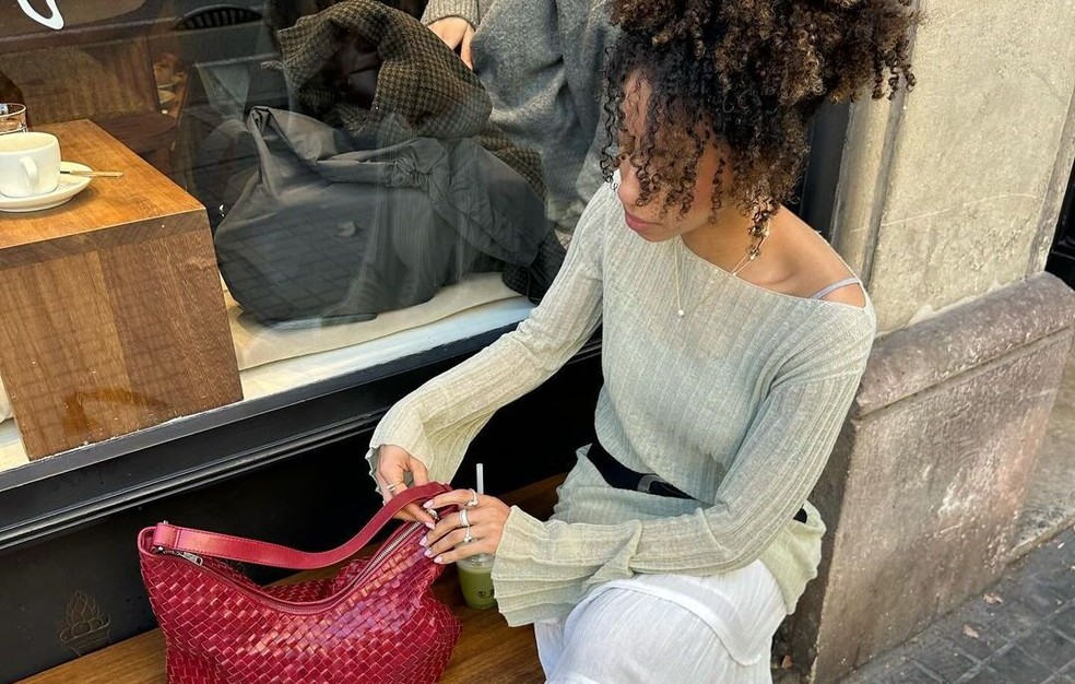 Blusas alongadas são uma boa pedida pra substituir o cropped — Foto: Reprodução/Instagram @amaka.hamelijnck