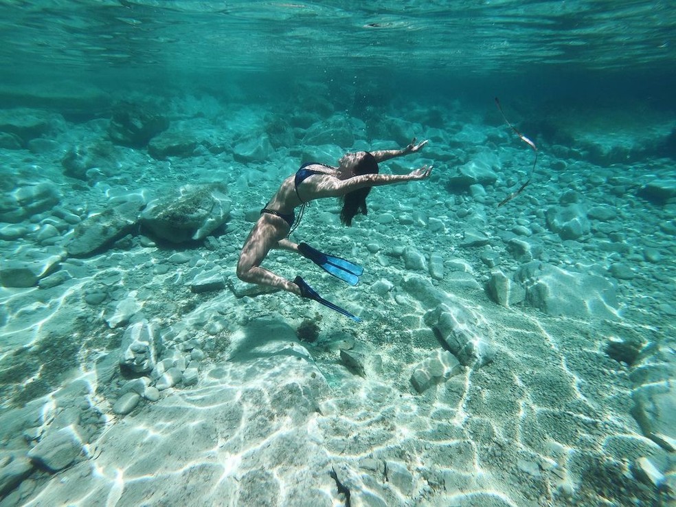 Guilhermina Guinle posa em mar cristalino da Grécia — Foto: Reprodução / Instagram