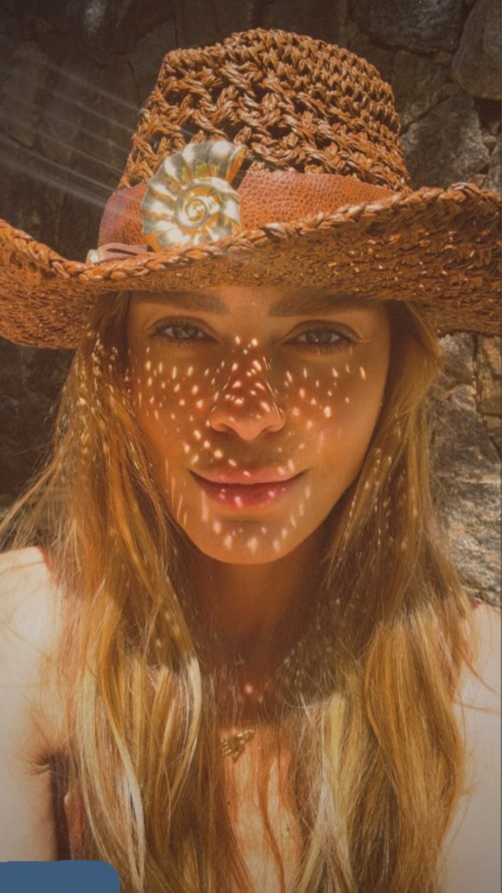 Carolina Dieckmmann faz selfie — Foto: Reprodução/ Instagram @loracarola
