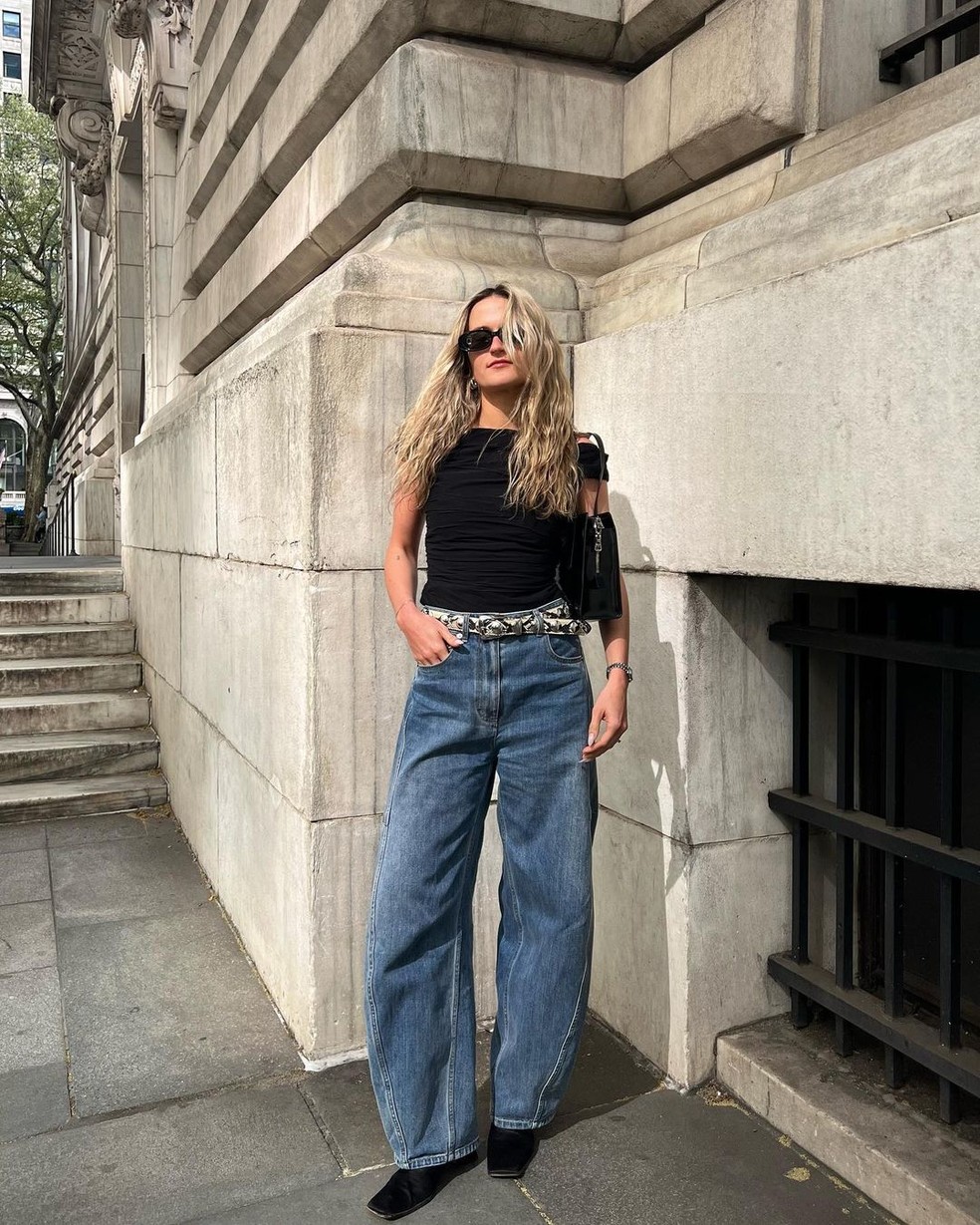 A calça barrel é uma das promessas da temporada, garantindo estilo e conforto — Foto: Reprodução/Instagram @elizagracehuber