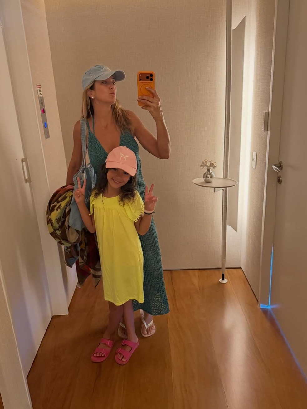 Ticiane Pinheiro e Manuella posam em frente ao espelho — Foto: Reprodução/ Instagram @ticipinheiro