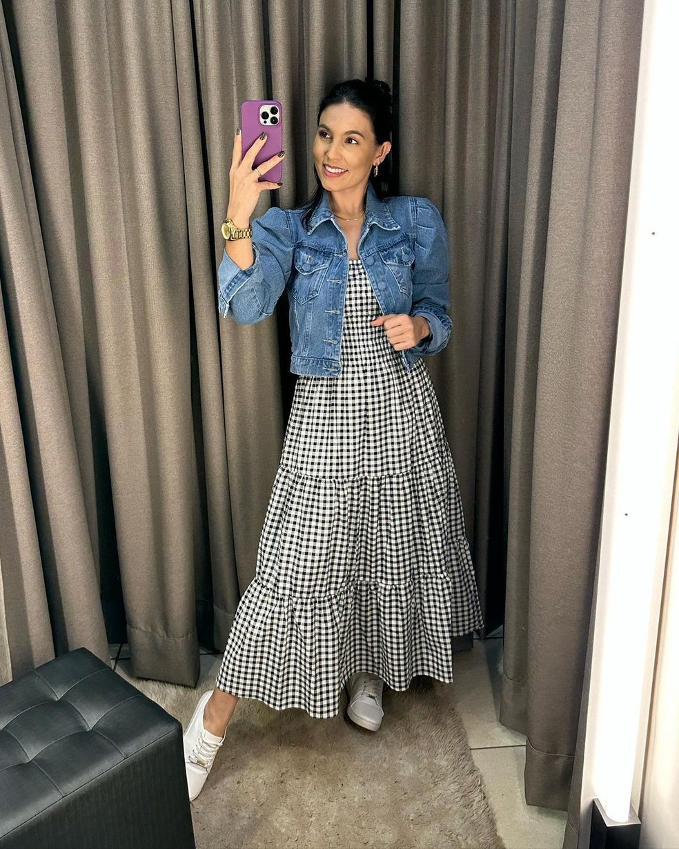 Para um look mais romântico, um vestido rendado ou com babados é a escolha ideal — Foto: Reprodução/Instagram @chao.de.giz
