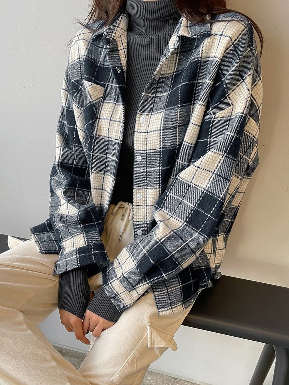 Look com camisa xadrez azul pode ser usado com peças de tons claros, dando um toque diferente para o visual. — Foto: Reprodução/Pinterest