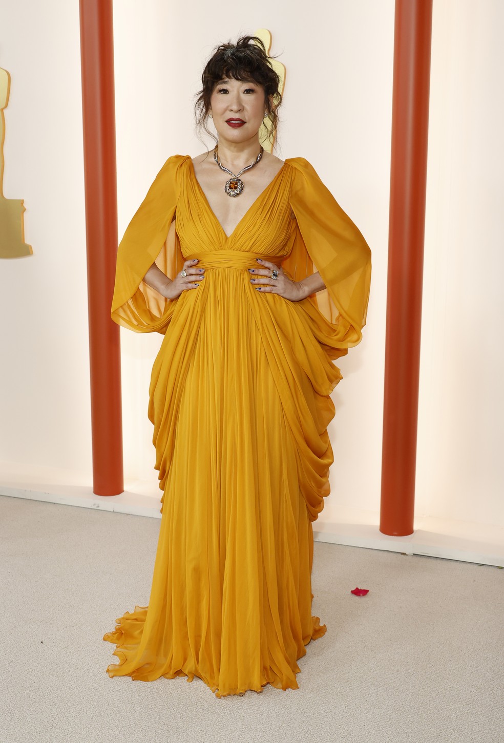 Sandra Oh de Giambattista Valli Alta-Costura Verão 2023 no red carpet do Oscar 2023 — Foto: Getty Images