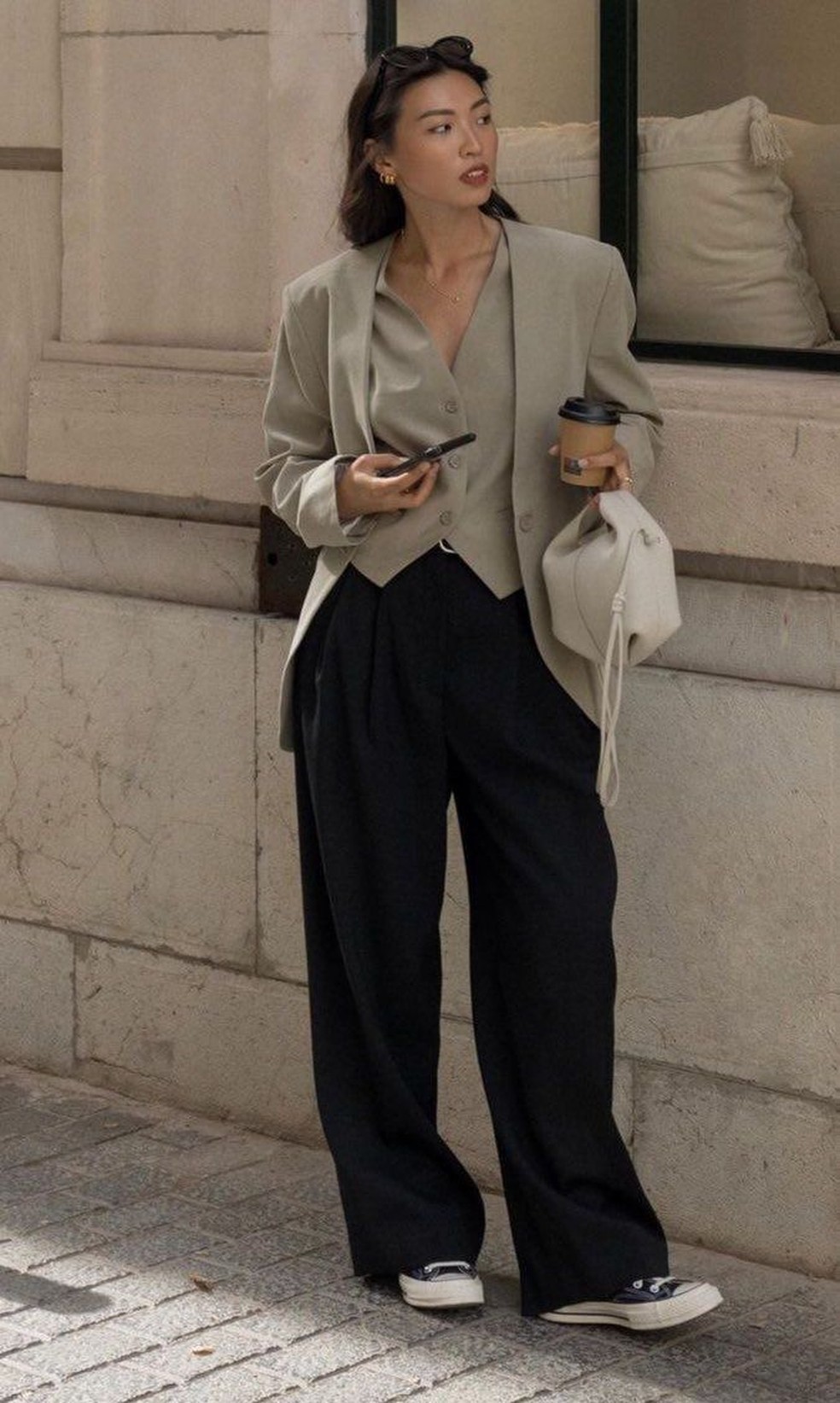 Perfeito para quem busca adicionar ainda mais estilo e conforto ao pessoal, unindo o tênis com a calça de alfaiataria. — Foto: Reprodução/Pinterest @dakshayanisalapu