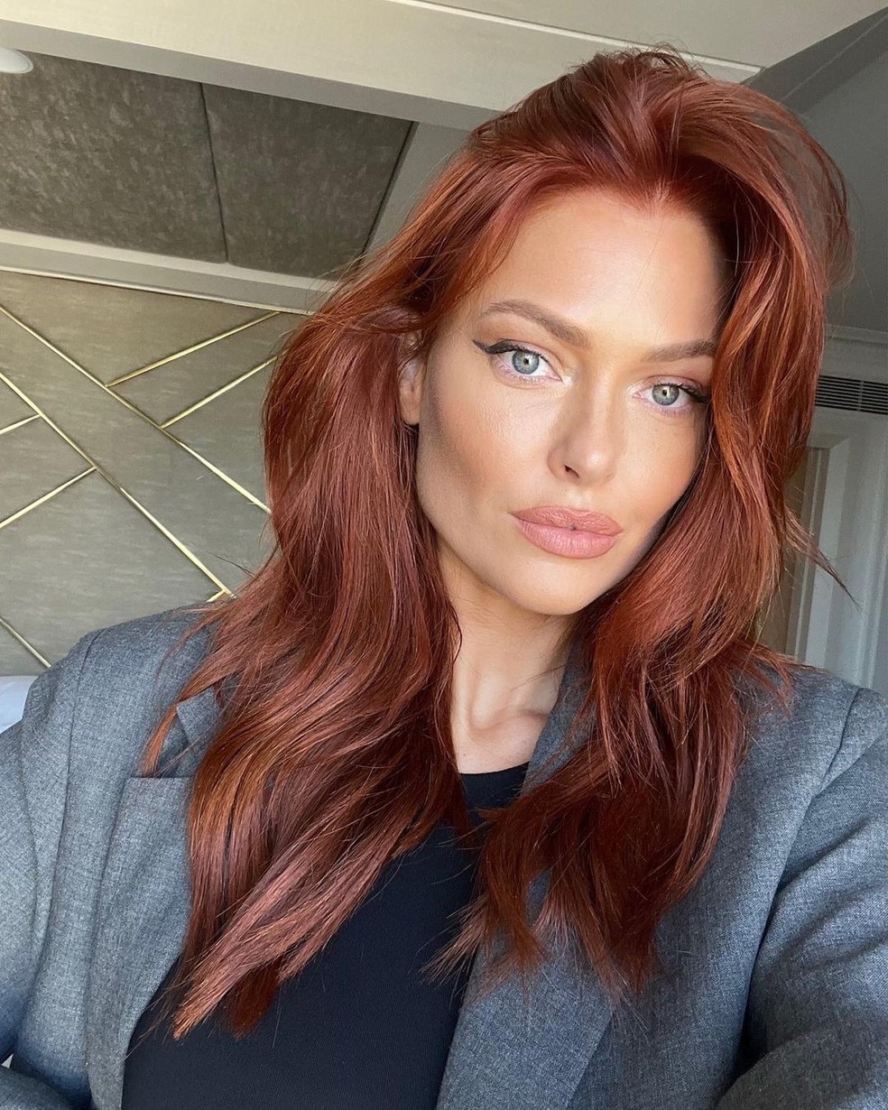 A peruca ruiva de Caroline Receveur — Foto: Reprodução / Instagram