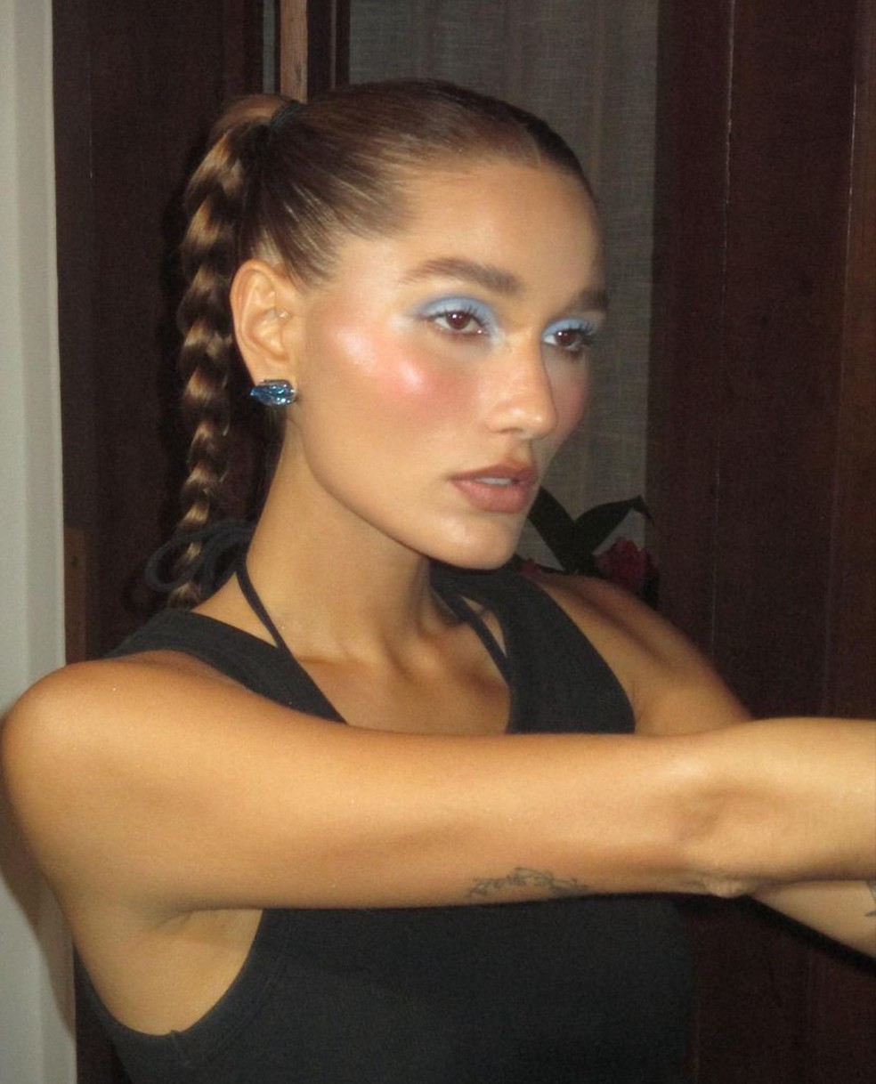 Maquiagem azul clara — Foto:  Instagram/@sashameneghel
