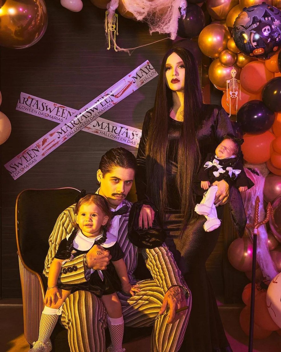 Virgínia Fonseca, Zé Felipe, Maria Alice e Maria Flor se caracterizam como 'A Família Addams' para Halloween (Foto: Reprodução/Instagram) — Foto: Marie Claire