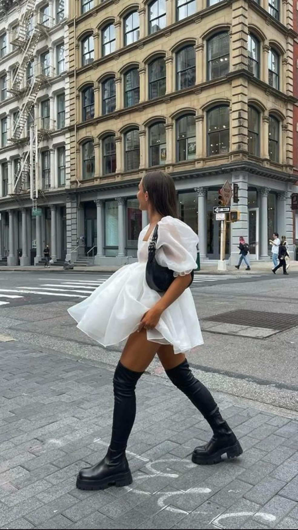 Perfeito para mulheres modernas e ousadas que desejam criar um look marcante com bota over tratorada. — Foto: Reprodução/Pinterest @sonaliiii