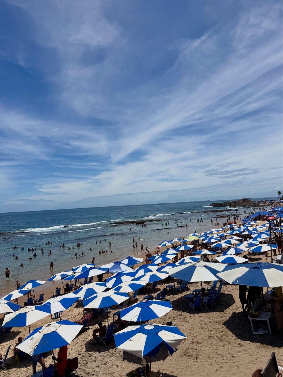 Débora Nascimento abre álbum renovando bronzeado em praia na Bahia com amigos — Foto: Reprodução/Instagram
