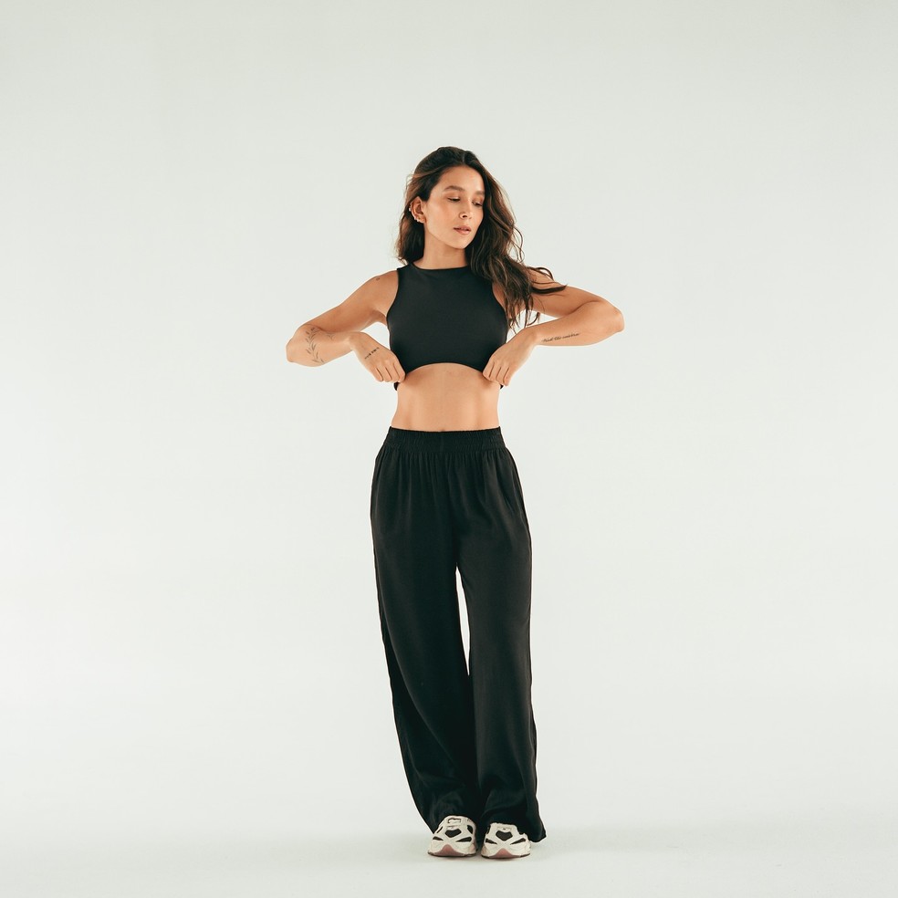 Calça pantalona preta é uma peça coringa para se ter no armário. — Foto: Reprodução/Instagram @once_basics