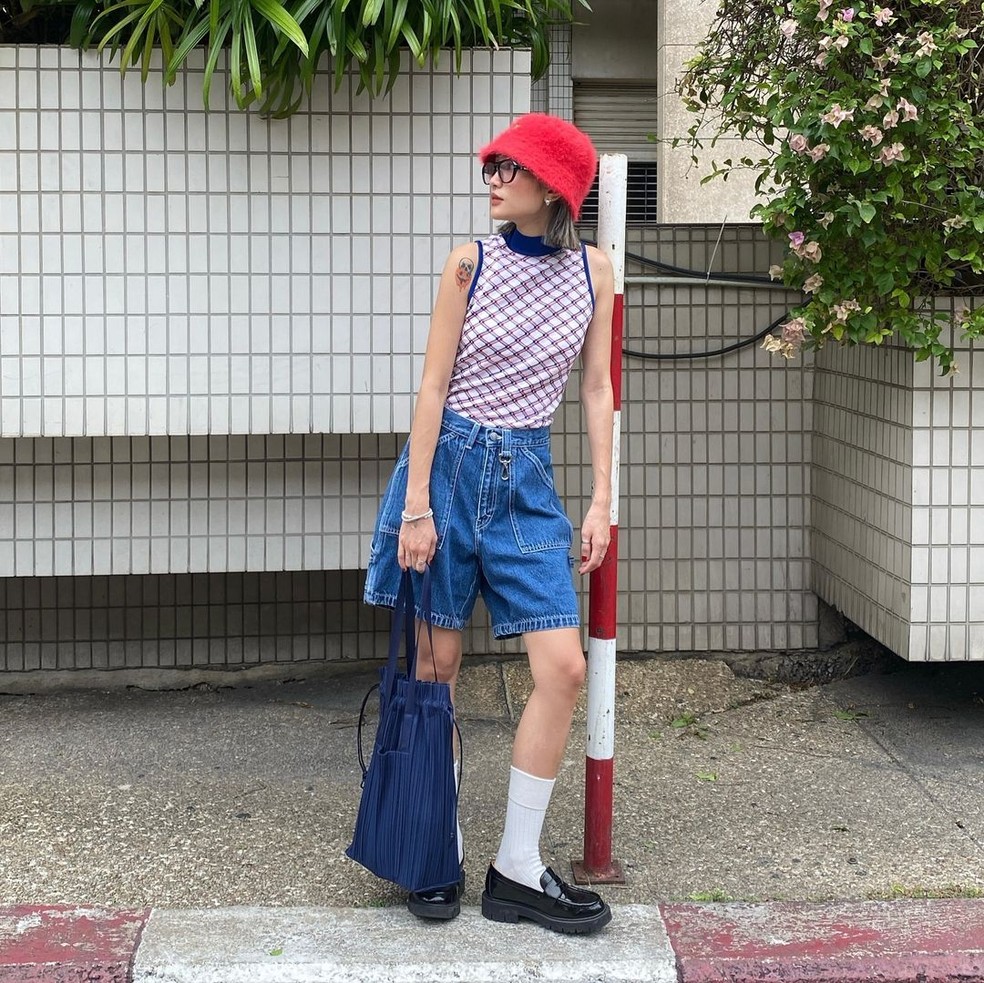 Look nerdy com bermuda jeans — Foto: Reprodução/Instagram @loog._.mai
