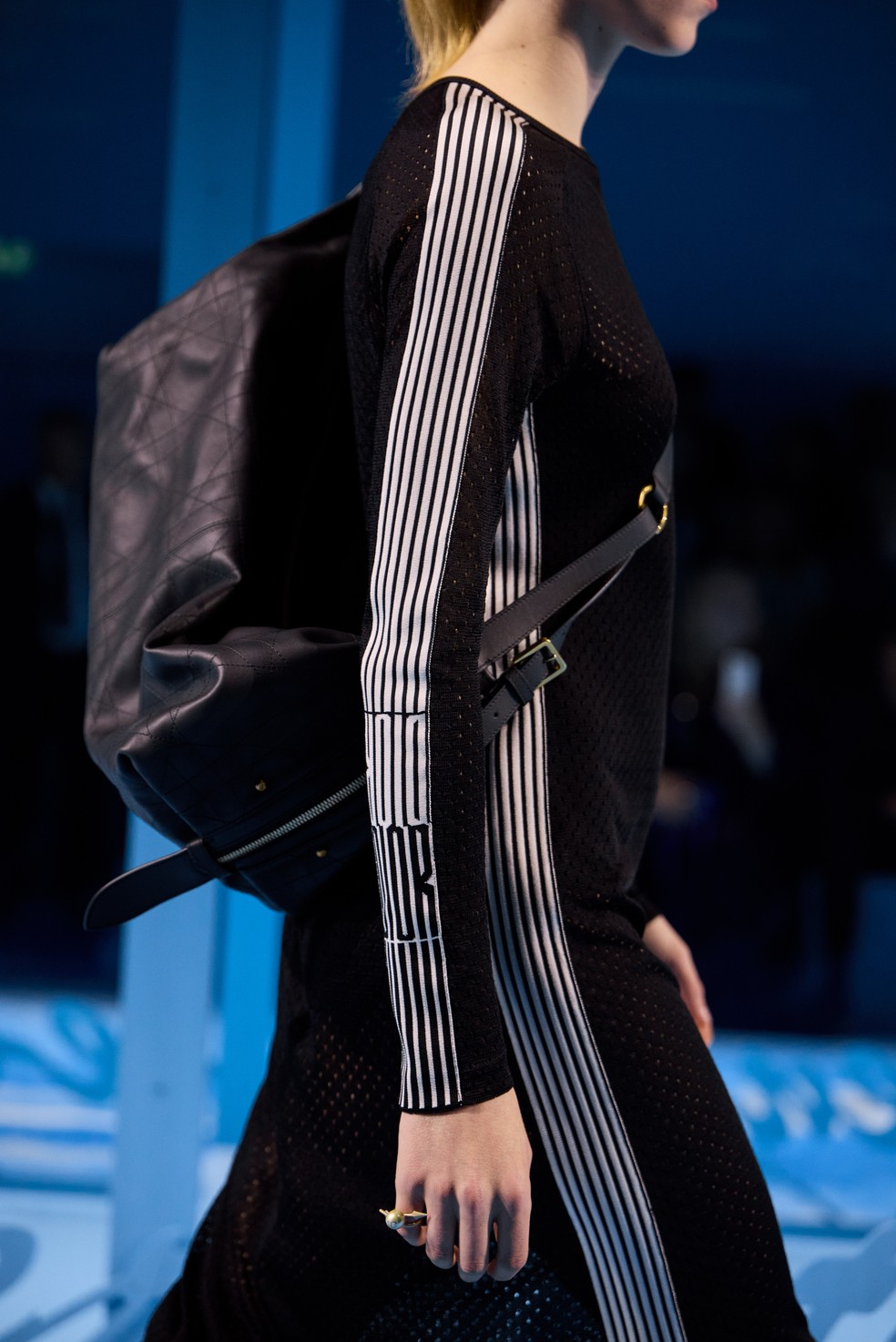 Detalhe da D-Journety no desfile ready to wear Dior — Foto: Divulgação