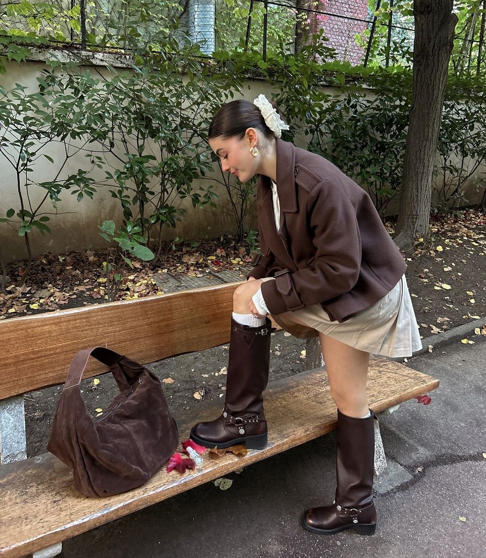 Um dos segredos para criar looks harmônicos com botas marrons é apostar nos tons terrosos — Foto: Reprodução/Instagram @clairetisn