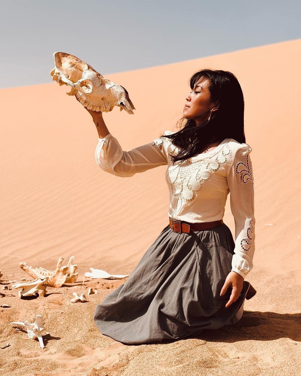 Danni Suzuki posa para fotos macabras no meio do deserto do Saara  — Foto: reprodução/instagram