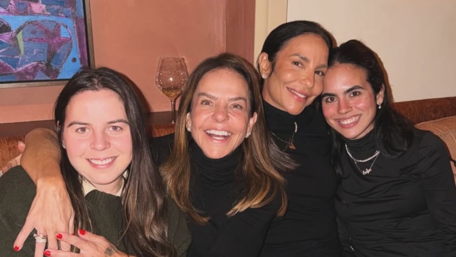Ivete Sangalo curte bar com familiares durante viagem a Boston: 'Noite das garotas'