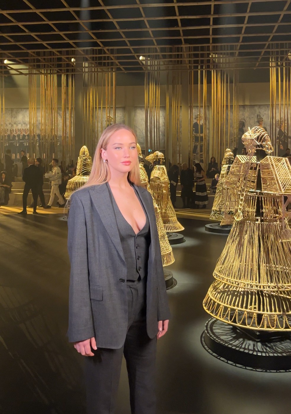 Jennifer Lawrence, uma das embaixadoras da Dior, no desfile de inverno 2025 da Maison-- Foto: Marie Claire